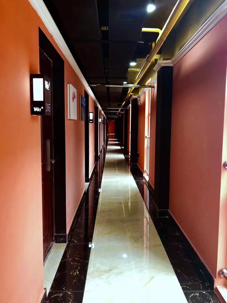 南陵项目室内走廊实景,呈现县域人才之家整洁有序的空间体验。